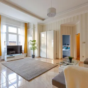 https://luxury-downtown-home-by-anna.inbudapesthotels.com